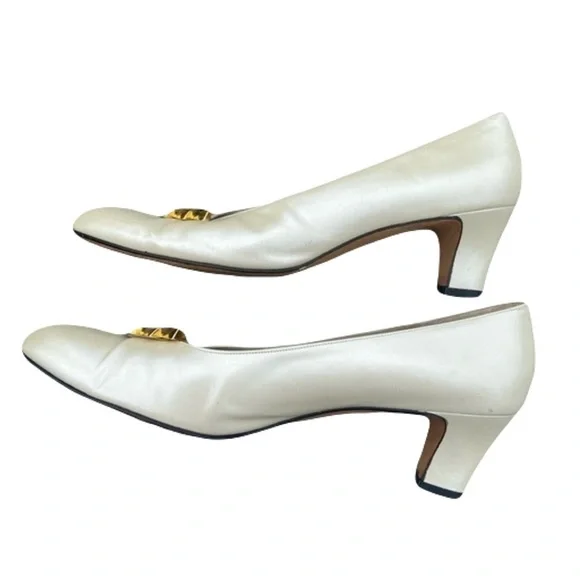 Salvatore Ferragamo Vintage Ivory Leather Pumps – Classic Elegance - Picture 11 of 12